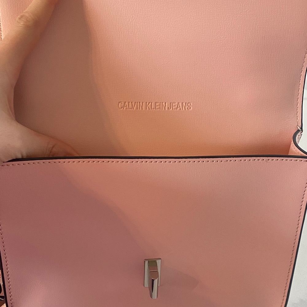 Calvin Klein Blush Pink Leather Crossbody Shoulder Bag - Picture 4 of 5